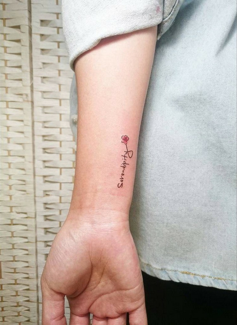 Frasi belle in spagnolo, scritta in corsivo con fiore, tatuaggio sul polso