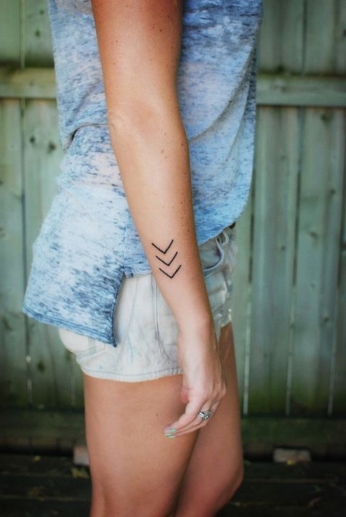 Tatuaggi avambraccio, donna con tattoo sul polso, disegno tre frecce