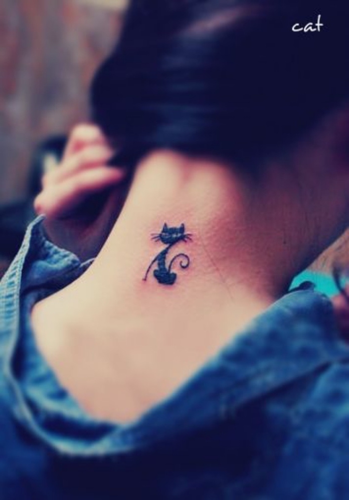 Tattoo schiena donna, tatuaggio con gatto, donna tatuata sul collo