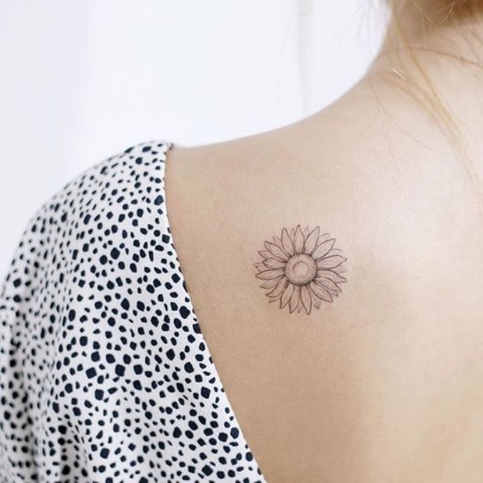 Tatuaggio piccolo, tattoo girasole, tatuaggio sulla schiena di donna