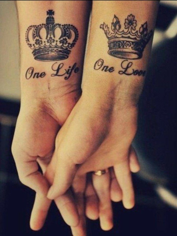Frasi da tatuarsi, tatuaggio di coppia, disegno due coroncine, tattoo con scritte sul polso