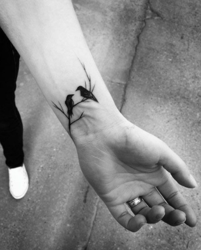 Catalogo tatuaggi, tattoo sul polso della mano, disegno due uccelli