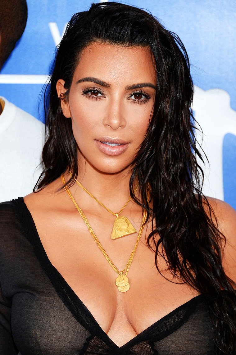 Acconciature per capelli lunghi, taglio capelli scalato, Kim Kardashian con maglietta trasparente