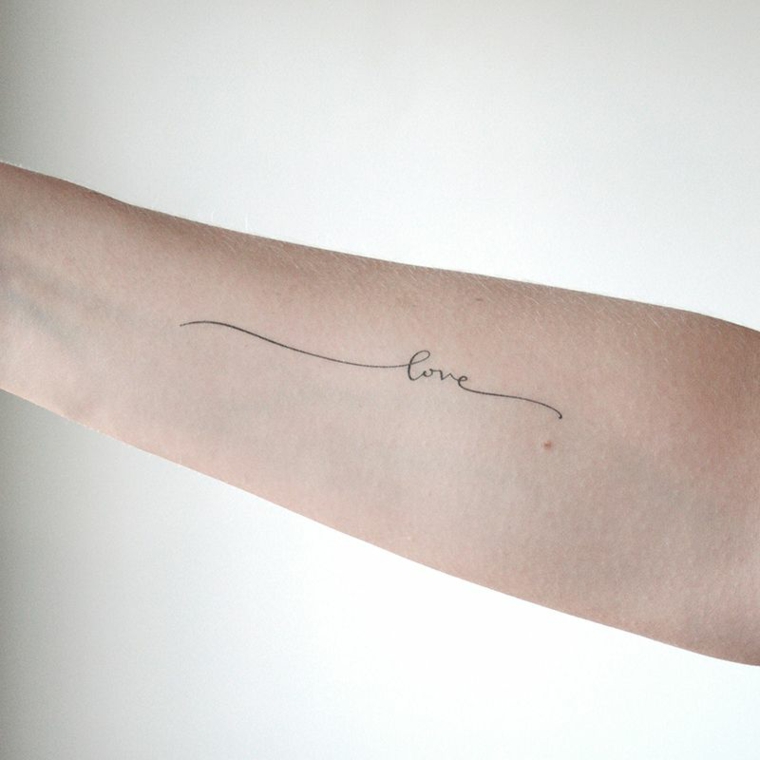 Idea per un tatuaggio con scritta, avambraccio donna tatuato, scritta love in inglese
