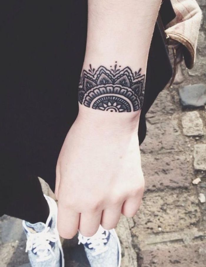 Tatuaggi femminili eleganti, tattoo mandala bracciale, tatuaggio polso della mano