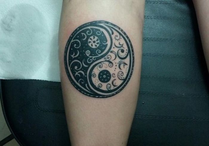 Tatuaggi piccoli particolari femminili, disegno yin yang sull'avambraccio
