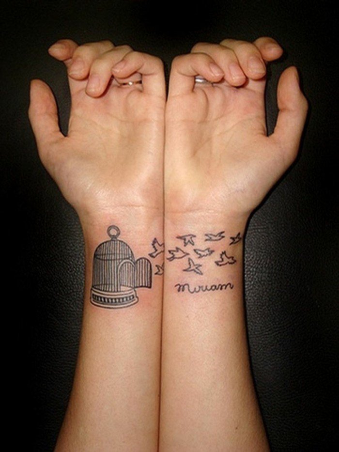 Tattoo particolari, tatuaggio sul polso della mano, disegno di uccelli e scritta