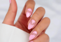 Unghie gel rosa: la manicure più dolce con sfumature sgargianti ed effetti glossy