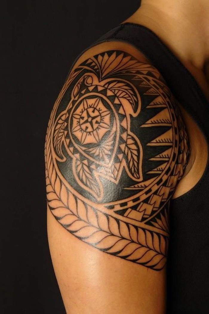 Tatuaggi piccoli significativi, tattoo maori sulla spalla, tatuaggio uomo con disegni