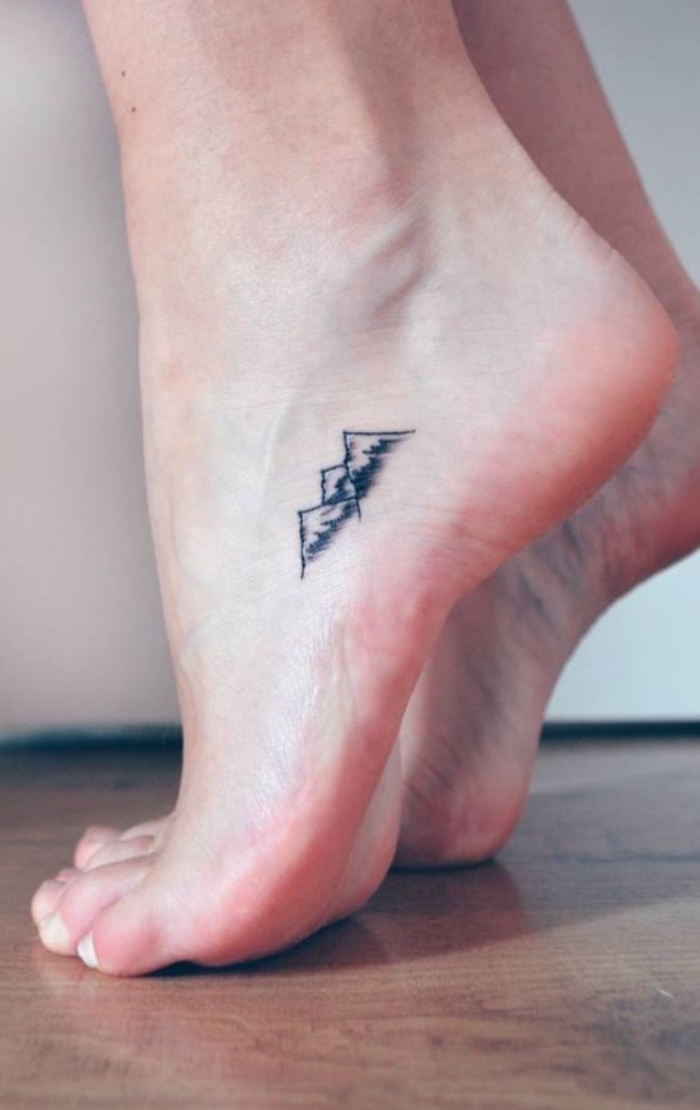 Tatuaggio piccolo, disegno montagne, donna con piede tatuato