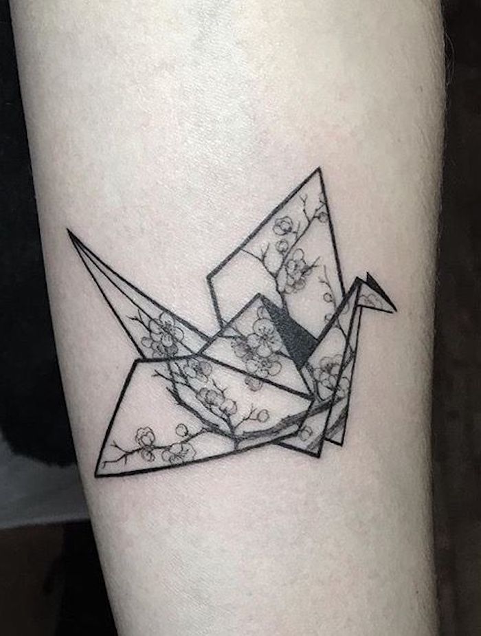 Idea tatuaggi femminili eleganti, disegno di un origami, disegni di rami fioriti