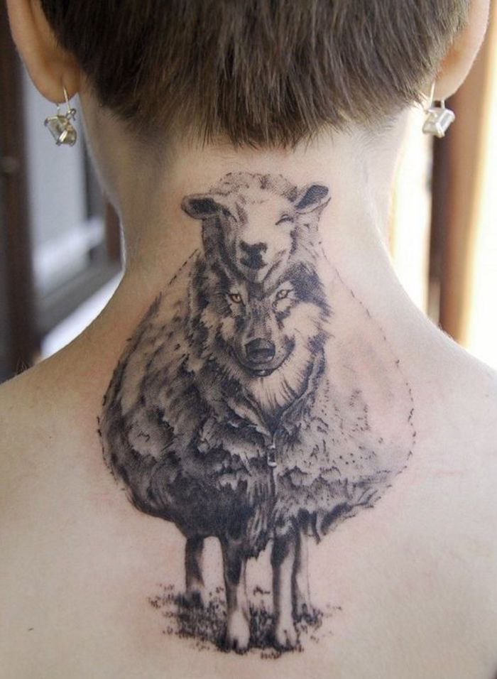 Disegno tatuaggio sul collo, tattoo pecora e lupo, donna con capelli legati