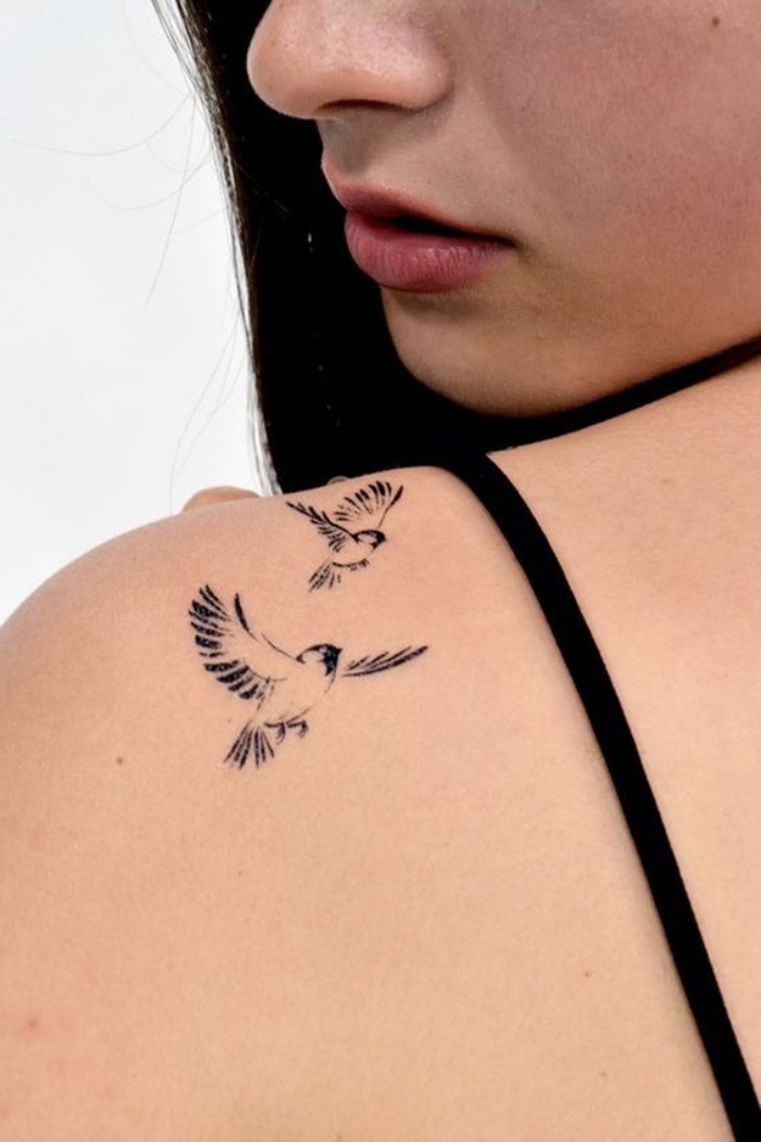 Tatuaggi piccoli particolari femminili, uccelli tatuati sulla scapola