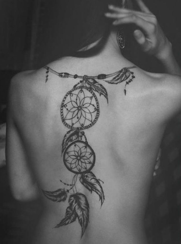 La schiena di una donna, mandala significato, tatuaggio acchiappasogni 
