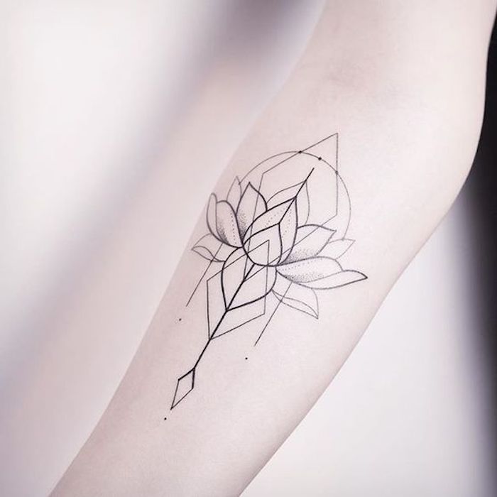 Tatuaggi piccoli particolari femminili, disegno fiore di loto, forme geometriche e puntini