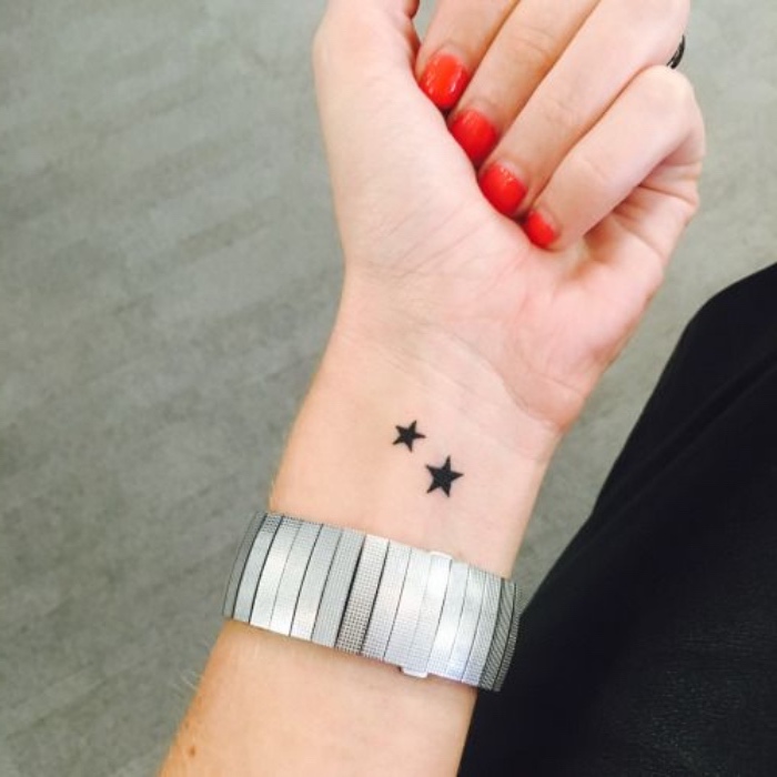 Tatuaggi stilizzati, donna con tattoo sul polso, tatuaggio di stelle