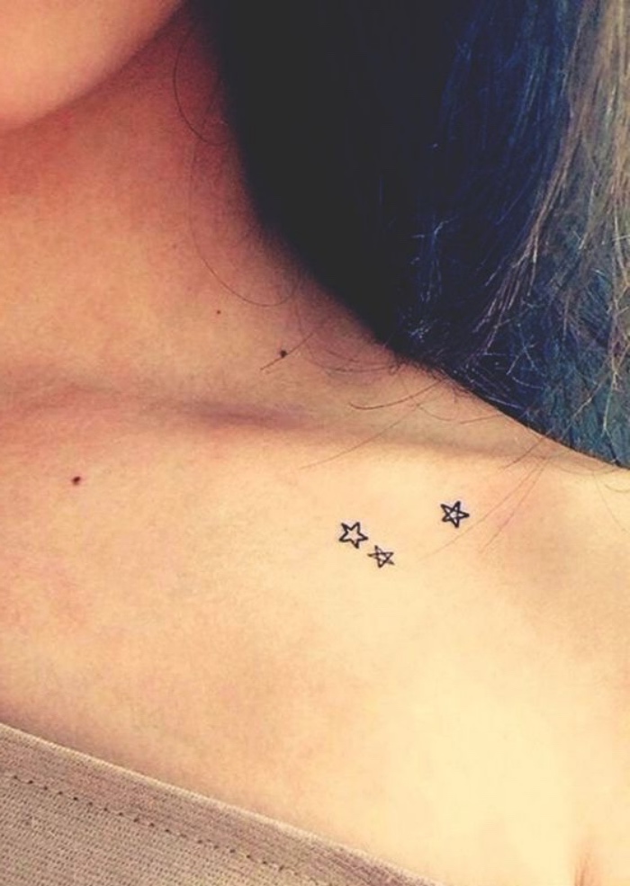 Tatuaggi stilizzati, tattoo stelle sulla spalla, donna con capelli sciolti