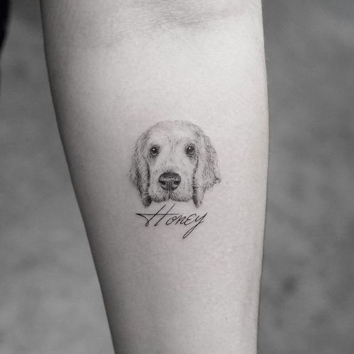 Disegno di un cane, tatuaggio sull'avambraccio, piccolo tattoo sul braccio