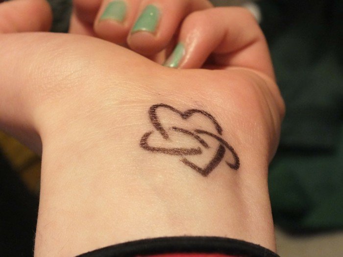 Tatuaggio donna piccolo, disegno tattoo cuore, simbolo infinito 