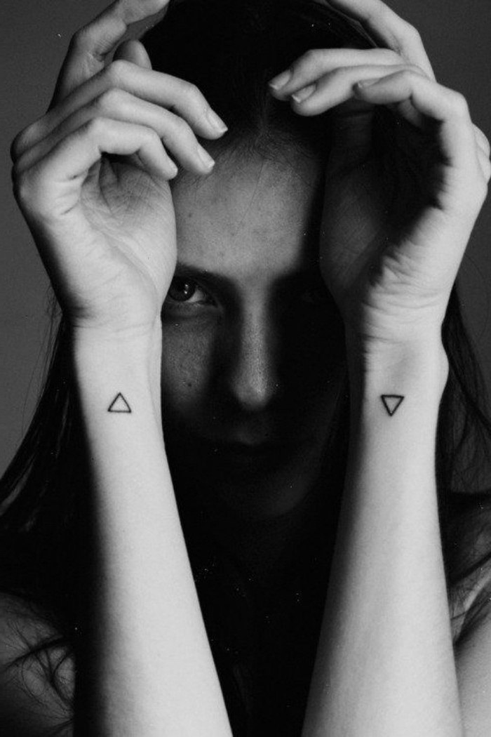 Tatuaggi femminili eleganti, tattoo sul polso, disegno triangoli