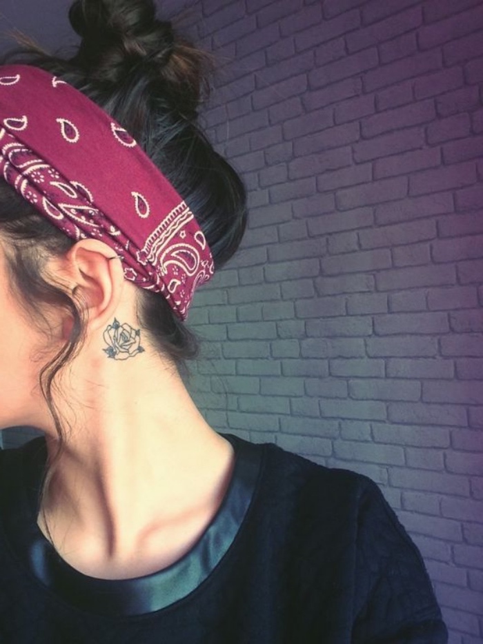 Tatuaggio piccolo, tattoo rosa sul collo, donna con fascia per capelli