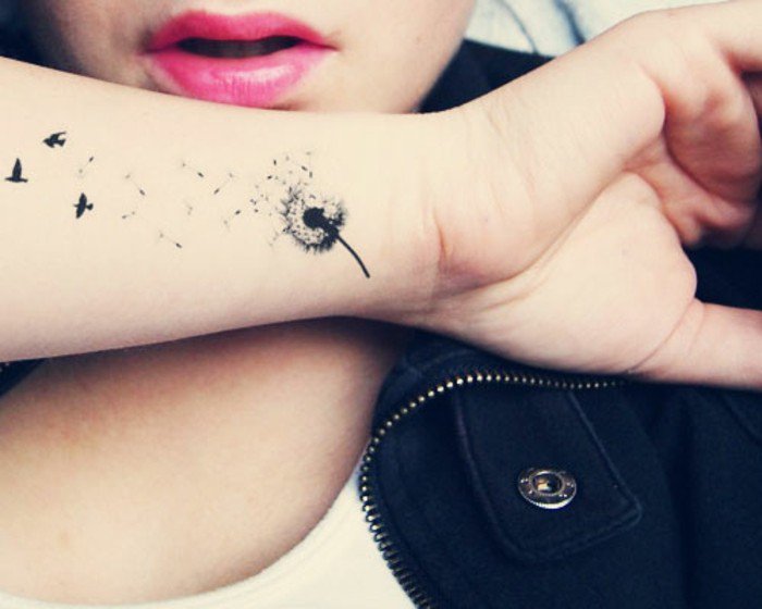 Disegno uccelli che volano, tatuaggio braccio di una donna
