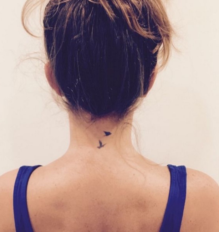 Tatuaggi stilizzati, donna con collo tatuato, disegno tatuaggio due uccelli