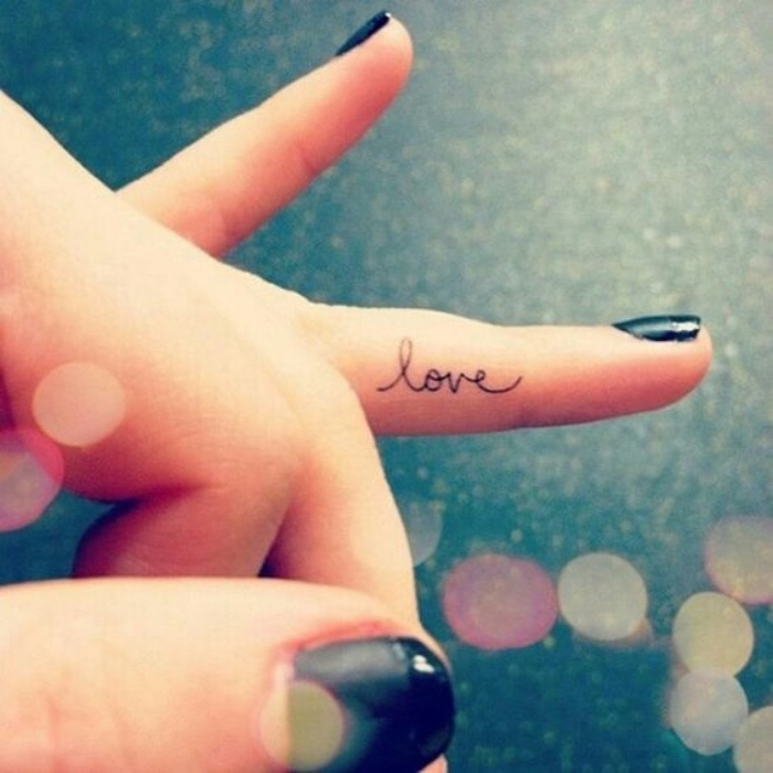 Idee tatuaggio con scritte, tattoo sul dito, scritta love