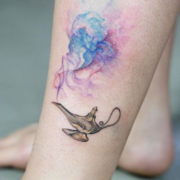 Simboli tattoo, disegno della lampada di Aladino, fumo colorato sulla caviglia 