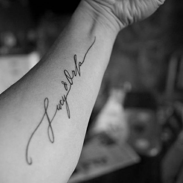 Tatuaggio sul braccio, tattoo scritta nomi, tattoo avambraccio donna 