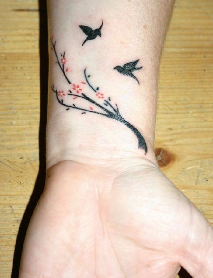 Disegno rami fioriti, tattoo di uccelli, tatuaggio sul polso della mano