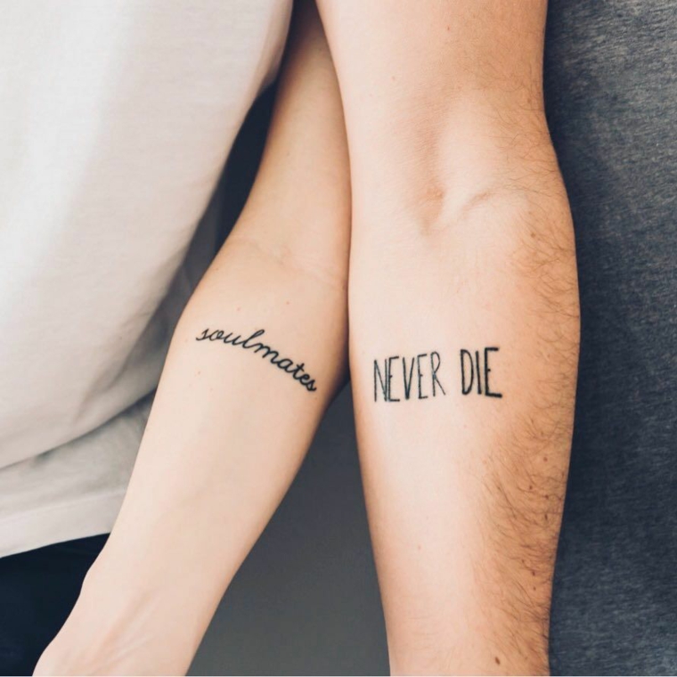 Tatuaggio dedicato alla famiglia, tattoo con scritta sull'avambraccio