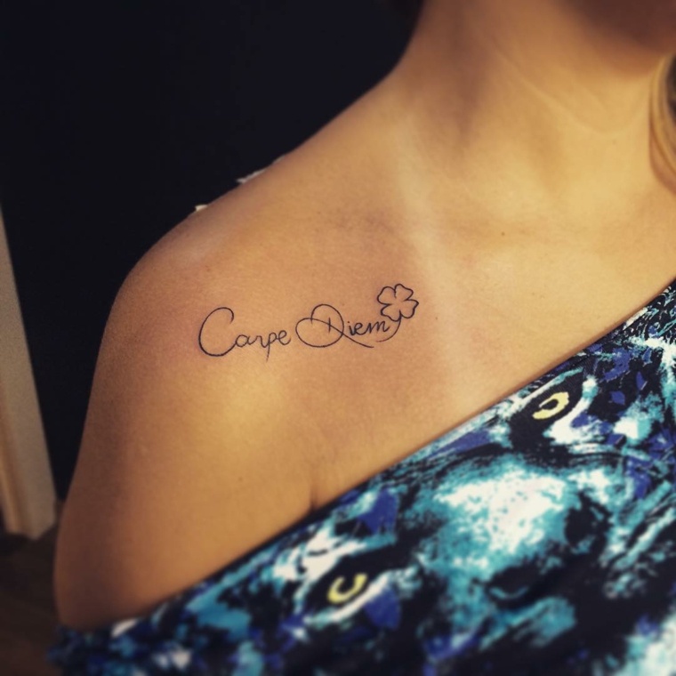 Scritta tatuaggio sulla spalla, scritta Carpe Diem, donna con un tattoo