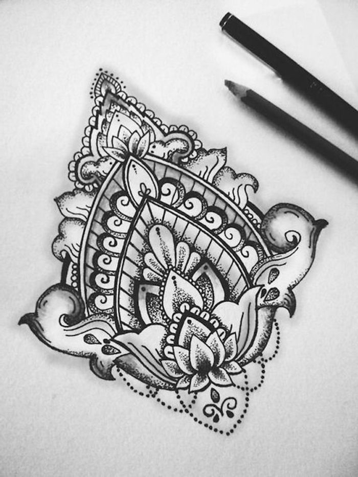 Disegno di un mandala, disegno a matita, tatuaggio piccolo con motivi floreali
