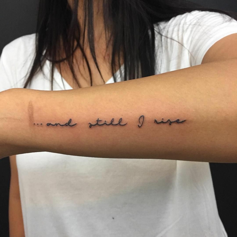 Idea per dei tatuaggi scritte, tattoo sull'avambraccio di una donna, ragazza con maglietta bianca 