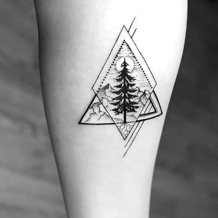 Tattoo avambraccio, tatuaggio ispirato alla natura, luna dietro un albero, triangolo e puntini