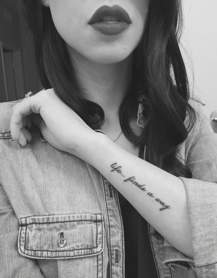 Frasi belle sulla vita e sull'amore, tatuaggio sull'avambraccio, tattoo braccio donna