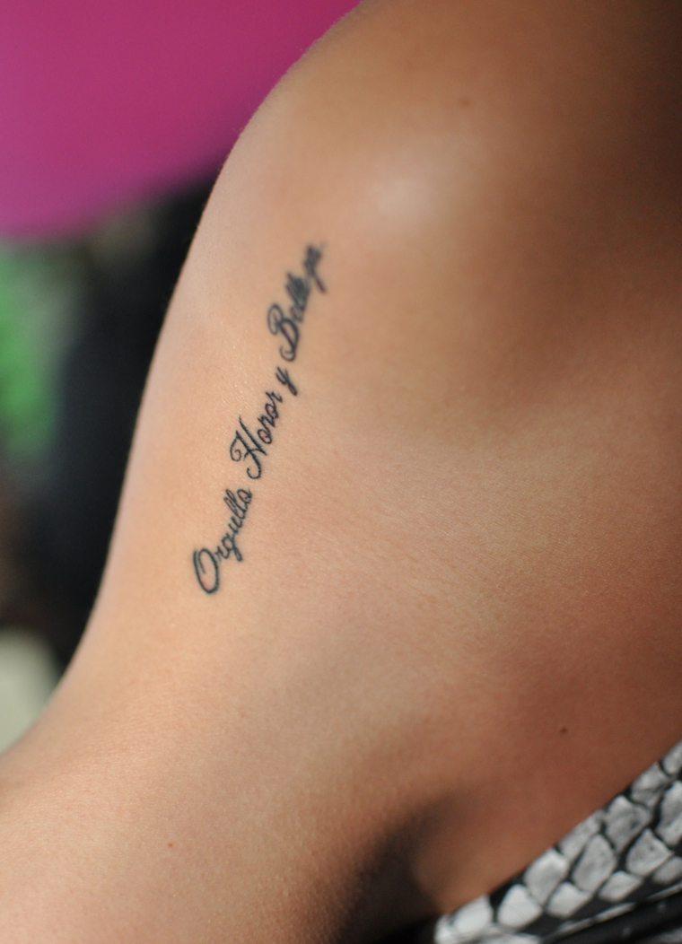 Frasi belle in spagnolo, tatuaggio sul braccio, tattoo donna con scritta