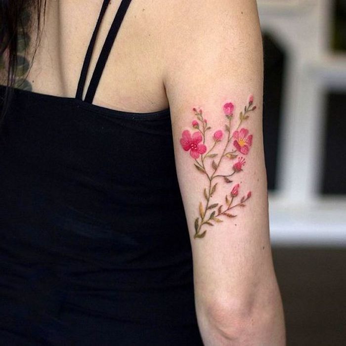 Disegno di fiori colorati, tatuaggio sul braccio, tattoo floreale colorato