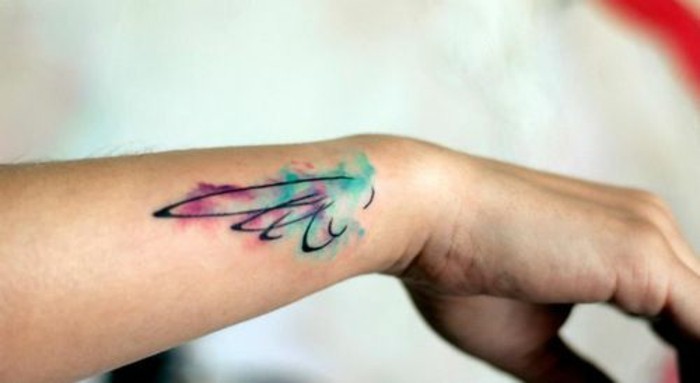 Tatuaggio temporaneo sul polso, tattoo colorato sulla mano