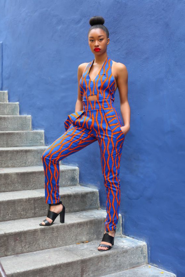 Ragazza africana modella, tuta con schiena scoperta, pantalone con di colore blu, stampe forme geometriche