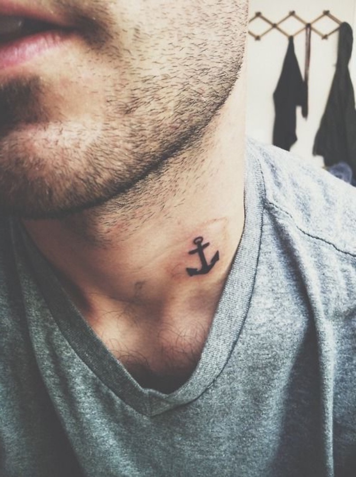 Tatuaggio sul collo, uomo con barba, tattoo ancora sul collo