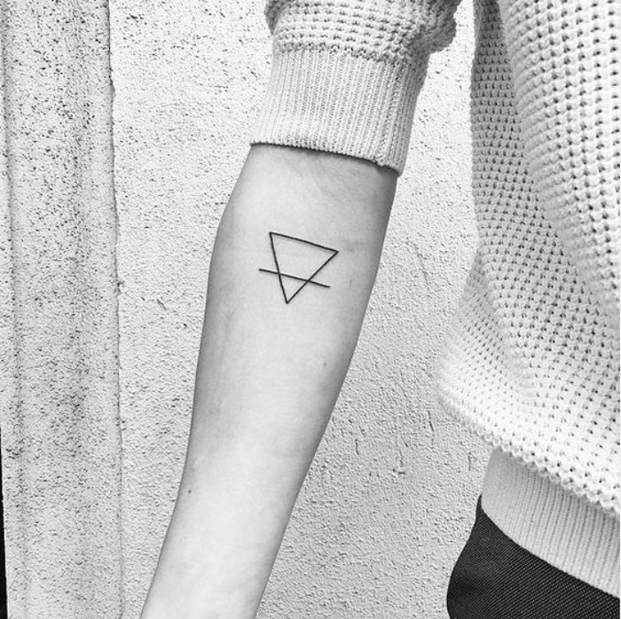 Tatuaggio geometrico da uomo, disegno triangolo, uomo tatuato
