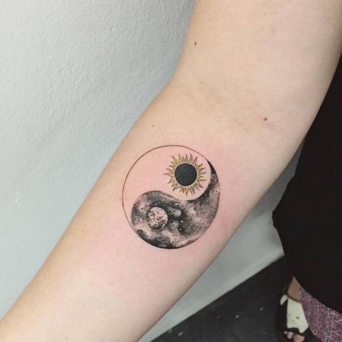 Tatuaggio yin yang, tatuaggio sull'avambraccio, donna con tattoo sul braccio
