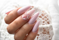 Unghie gel rosa: la manicure più dolce con sfumature sgargianti ed effetti glossy