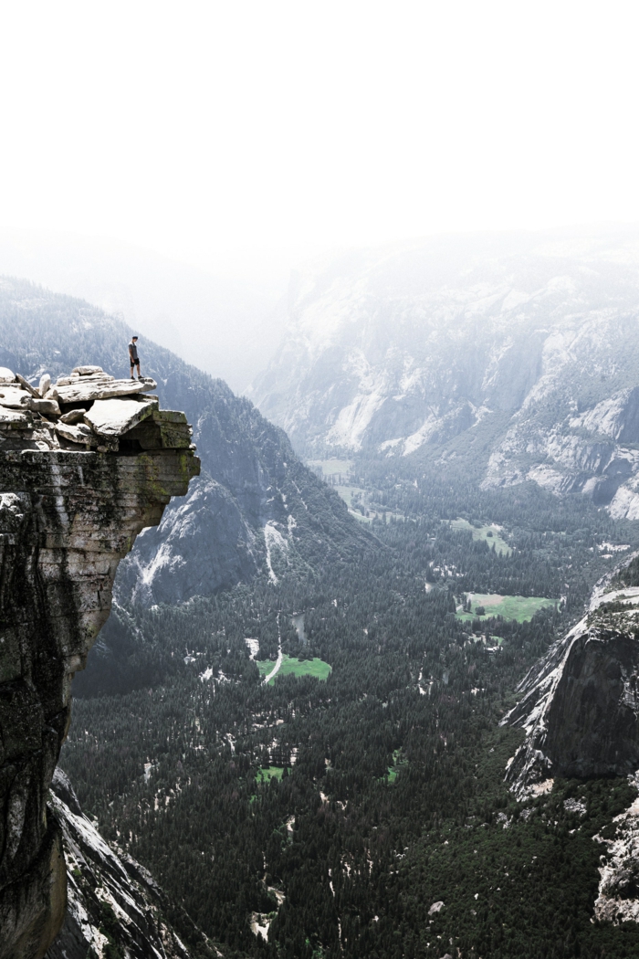 Sfondi più belli del mondo, paesaggio di una montagna, uomo su una roccia