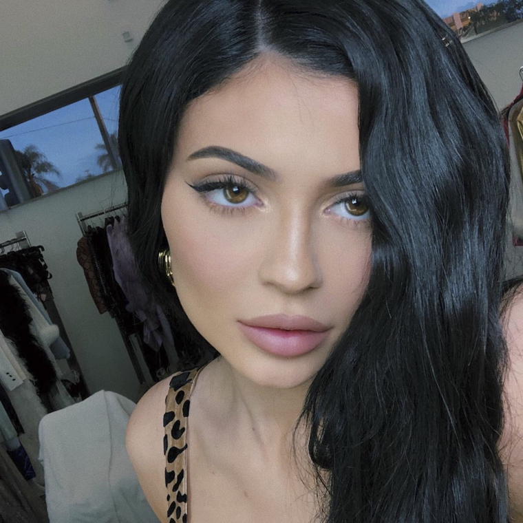 Acconciatura capelli mossi, tendenze capelli 2019, foto di Kylie Jenner
