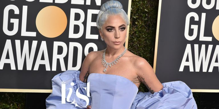 La cantante Lady Gaga, acconciatura con chignon, colore blu per capelli