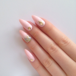 Unghie gel rosa: la manicure più dolce con sfumature sgargianti ed effetti glossy