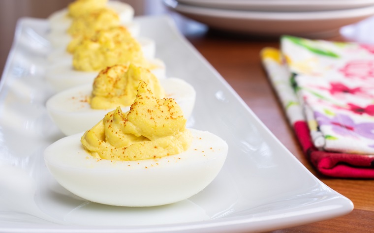 Antipasto con uova ripiene, ricette con uova di pasqua avanzate 